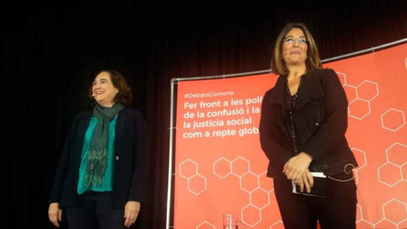 La alcaldesa de Barcelona, Ada Colau, y la periodista y activista Naomi Klein / EP