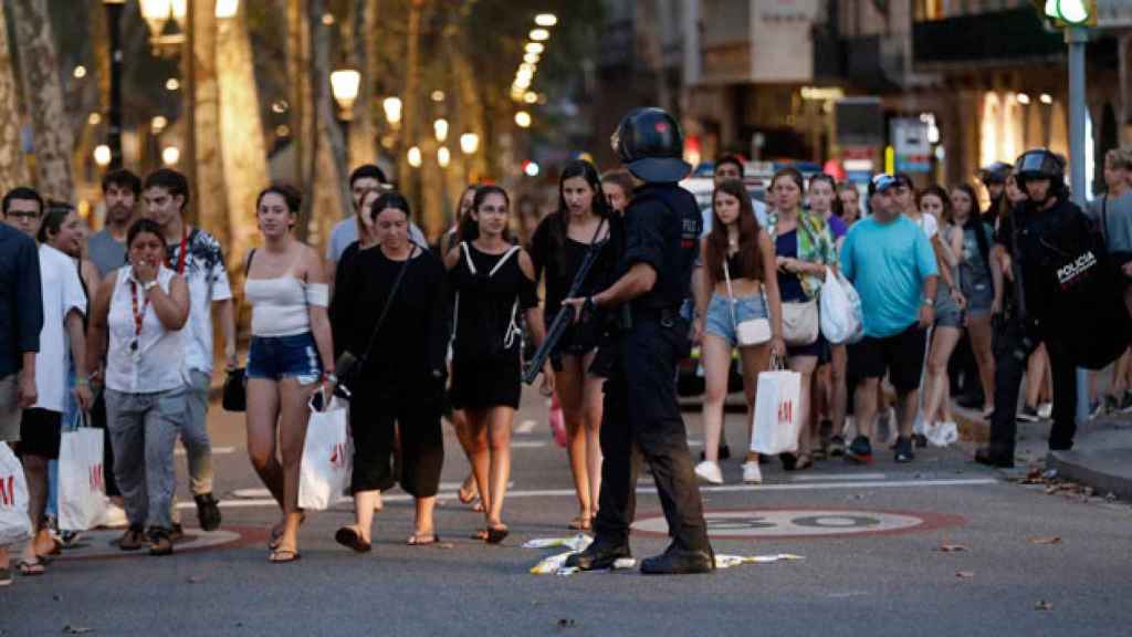 Los Mossos d'Esquadra evacúan a vecinos y turistas tras la masacre de Las Ramblas / EFE