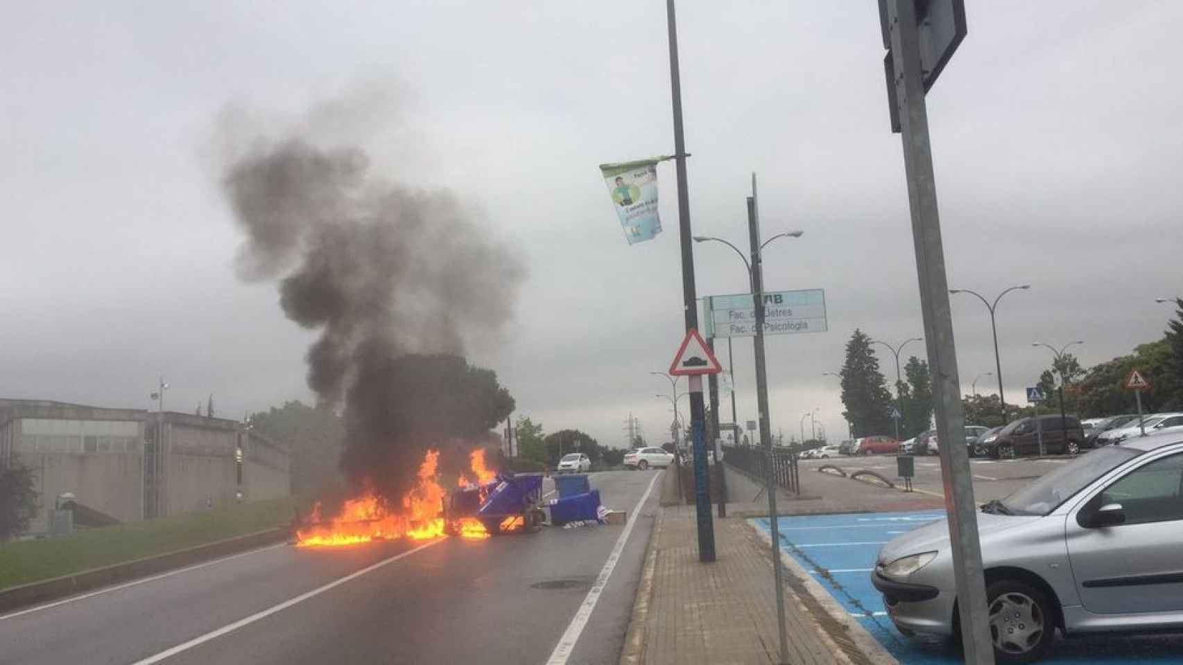 Los alumnos de la UAB han vuelto a cortar los accesos a la universidad en la segunda jornada de huelga / CG