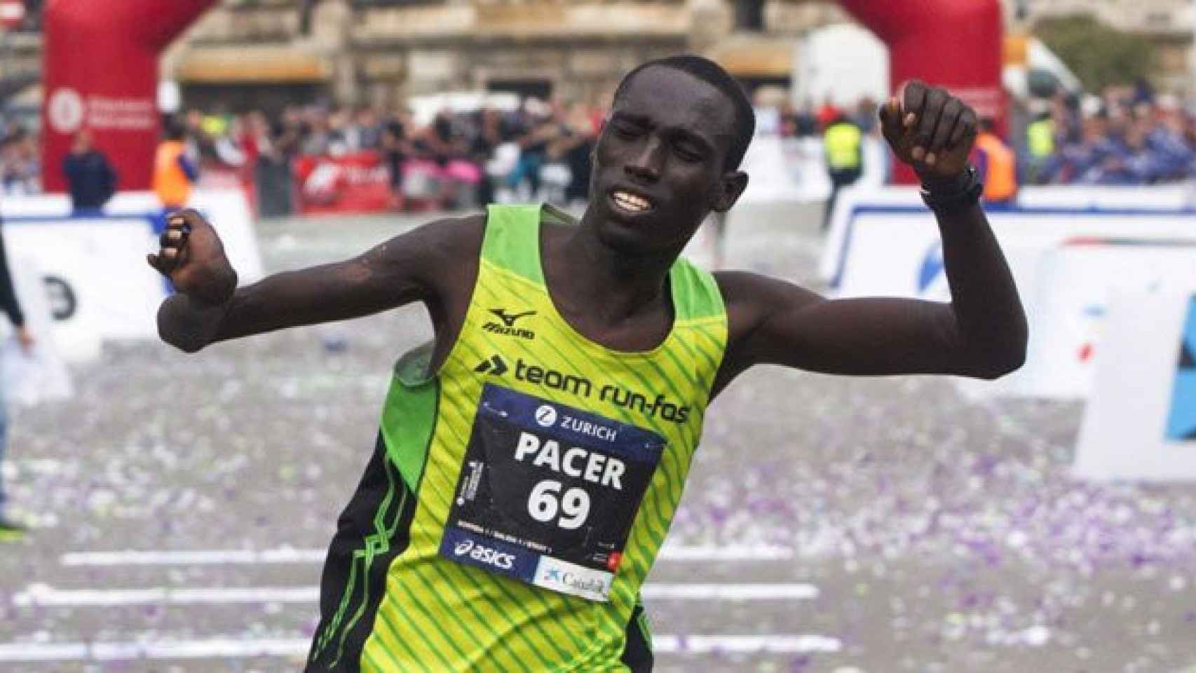 El atleta John Kipkemoi, ganador de la maratón, en el momento de cruzar la meta en solitario / EFE