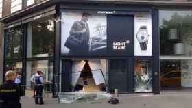 La tienda Montblanc de paseo de Gracia, saqueada con el método de alunizaje.