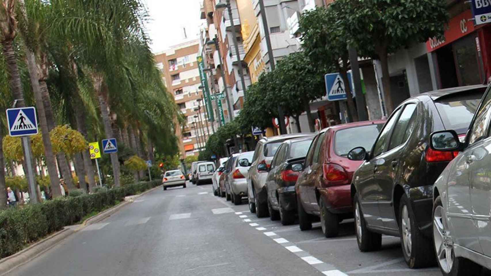 Vehículos aparcados en una calle en una imagen de archivo.