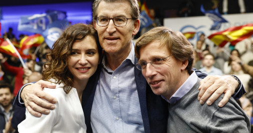 Alberto Núñez Feijóo (c), acompañado por la presidenta de la Comunidad de Madrid, Isabel Diaz Ayuso, y el alcalde madrileño, José Luis Martínez Almeida, durante el acto bajo el lema 'En defensa de un gran país / EFE - Sergio PerezP