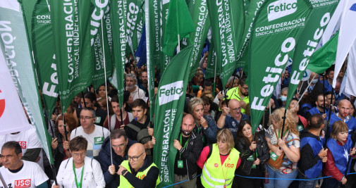 Numerosas personas se manifiestan, con pancartas de Fetico, durante una marcha que va desde la Puerta del Sol hacia la Plaza del Reina Sofía / FERNANDO SÁNCHEZ - EP