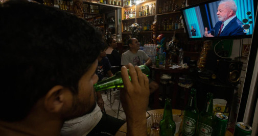 Lula da Silva en la televisión de un bar de Brasil / EFE