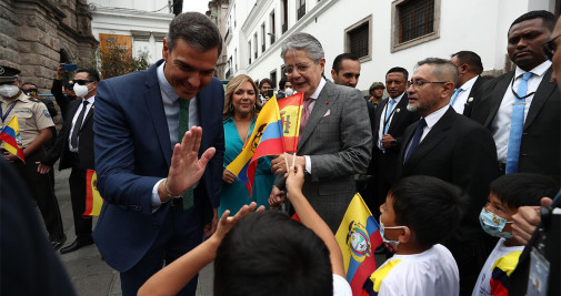 El presidente del Gobierno de España, Pedro Sánchez, y el presidente de Ecuador, Guillermo Lasso (c), saludan a unos niños durante un breve recorrido a pie desde el Palacio de Carondelet hasta la Iglesia de la Compañía de Jesús hoy, en Quito (Ecuador) - EFE/ José Jácome