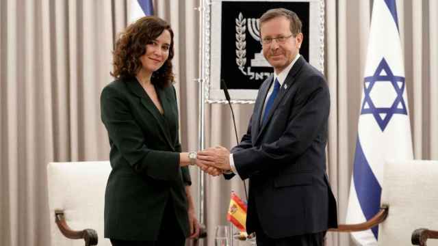 La presidenta de la Comunidad de Madrid, Isabel Díaz Ayuso, saluda al presidente de Israel, Isaac Herzog, en su reciente visita al país / COMUNIDAD DE MADRID