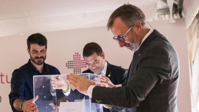 El alcalde de Palau-solità i Plegamans, Oriol Lozano (i), junto a dos directivos de empresas farmacéuticas del municipio / EUROPA PRESS