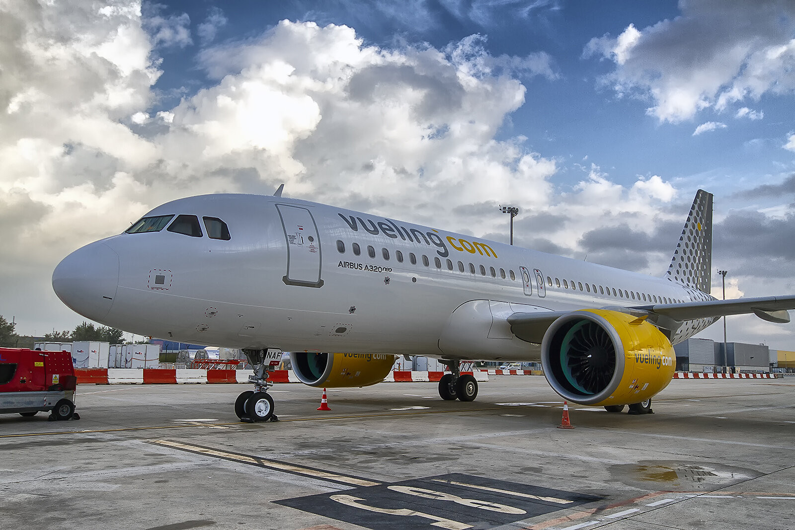 Un avión de Vueling en pista / VUELING