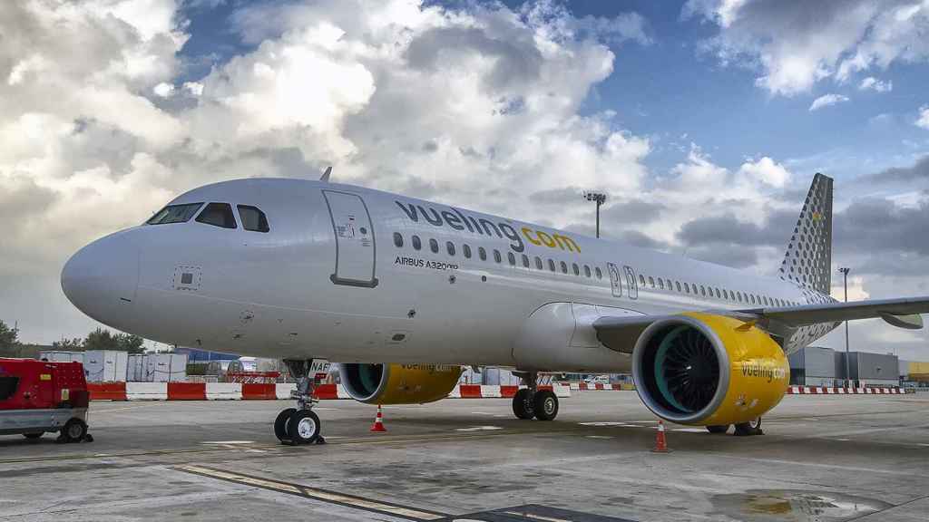 Un avión de Vueling en pista / VUELING