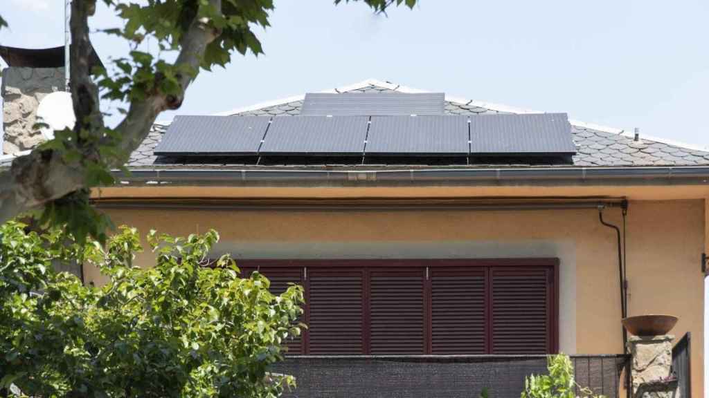 Paneles solares en un domicilio / EP