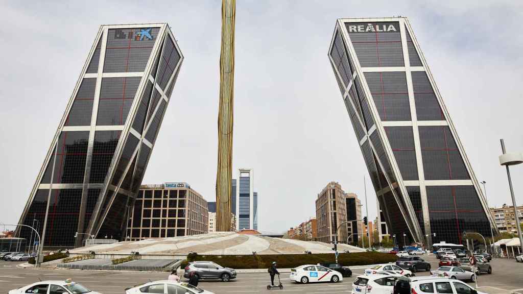 El logo de Caixabank ya luce en una de las emblemáticas torres KIO en Madrid / EP