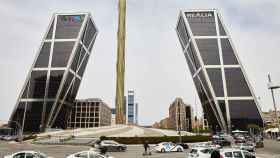 El logo de Caixabank ya luce en una de las emblemáticas torres KIO en Madrid / EP