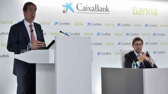 Gonzalo Gortázar, consejero delegado de Caixabank (izq.), y José Ignacio Goirigolzarri, presidente, durante la presentación de la fusión, en septiembre de 2020 / BANKIA