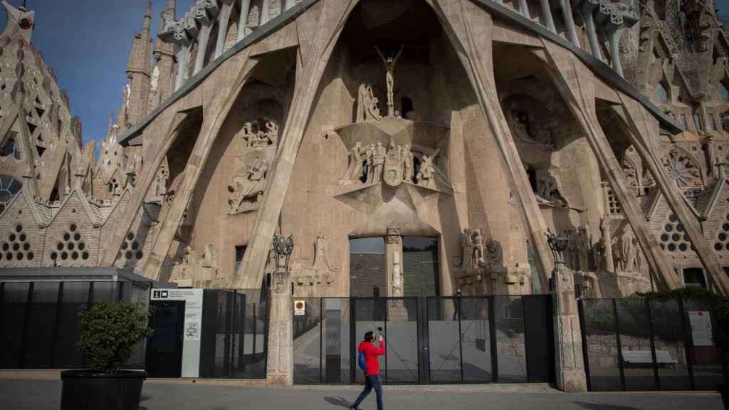 Un hombre haciendo fotos a la Sagrada Familia, en Barcelona, en noviembre de 2020 / EUROPA PRESS