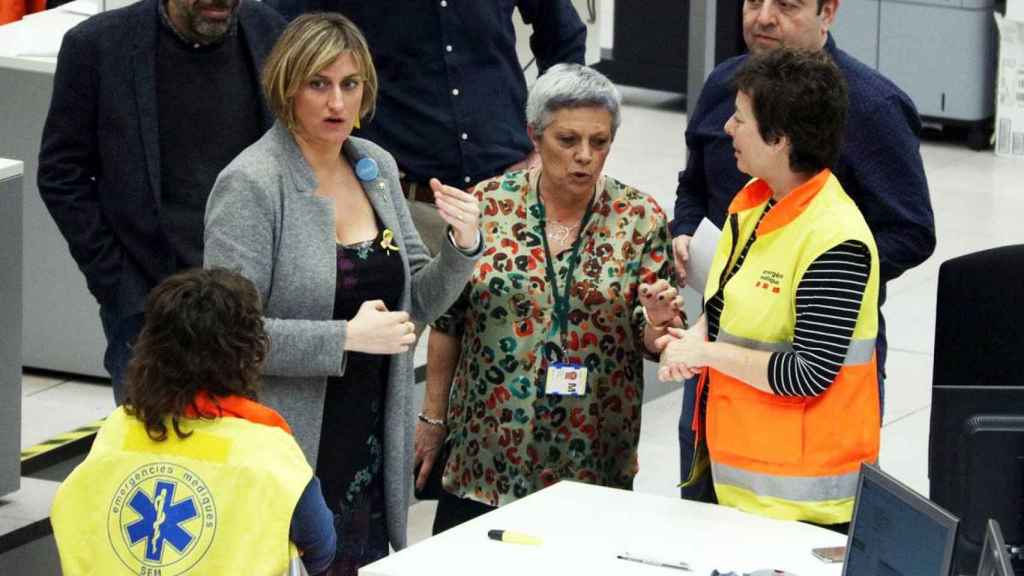 La consejera catalana de Salud, Alba Vergés (2i), en la central del 061, externalizada a Ferrovial / CG