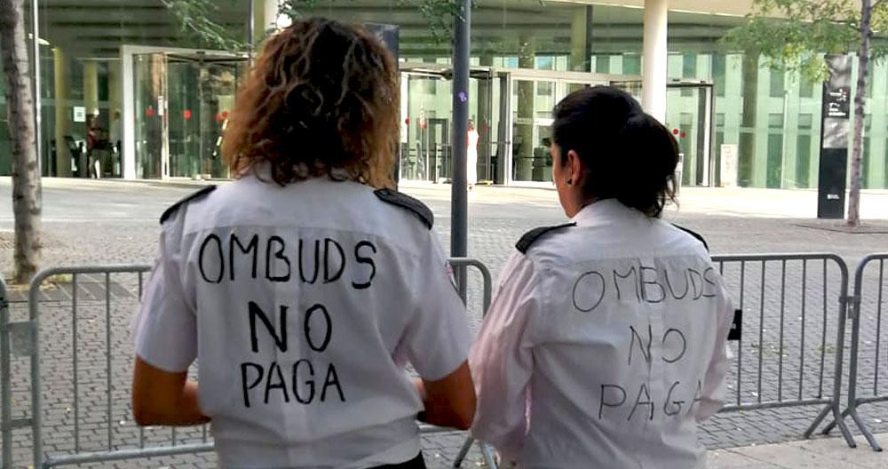 Dos trabajadoras de Ombuds, cuyo concurso gestiona Baker Tilly, en una protesta ante la Ciutat de la Justícia de Barcelona / CG