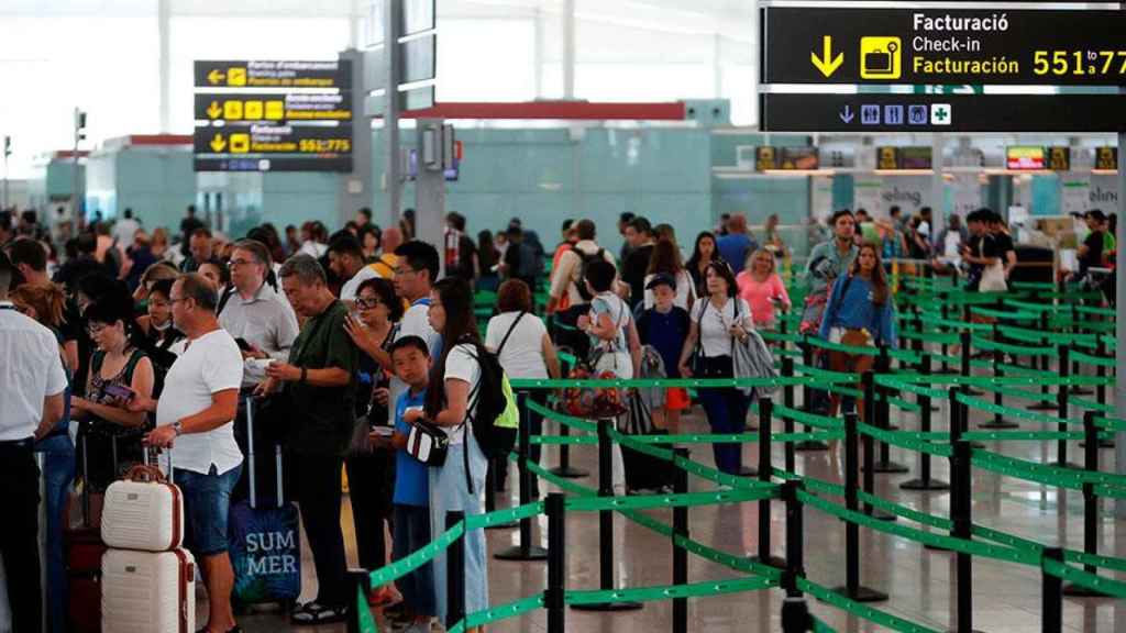 Pasajeros en el Aeropuerto de Barcelona en el primer día de huelga de trabajadores de Iberia / EFE