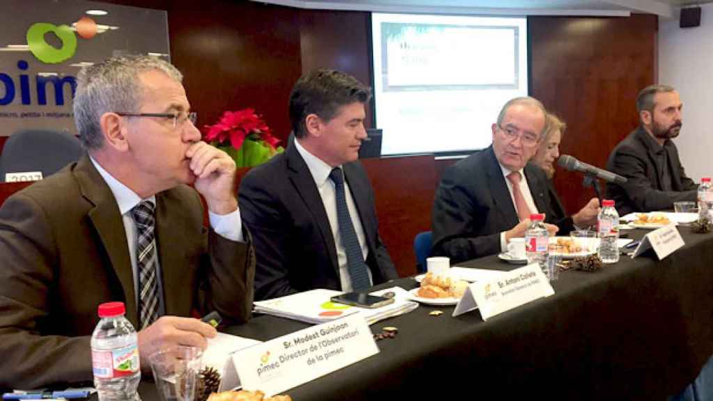 Josep González (c), presidente de Pimec, junto al secretario general, Antoni Cañete (2i), el director del observatorio de la pime, Modest Guinjoan (i), la dircom, Eva Prat (2d) y el expresidente de Pimec Joves, Miquel Camps (d), en una imagen de archivo /