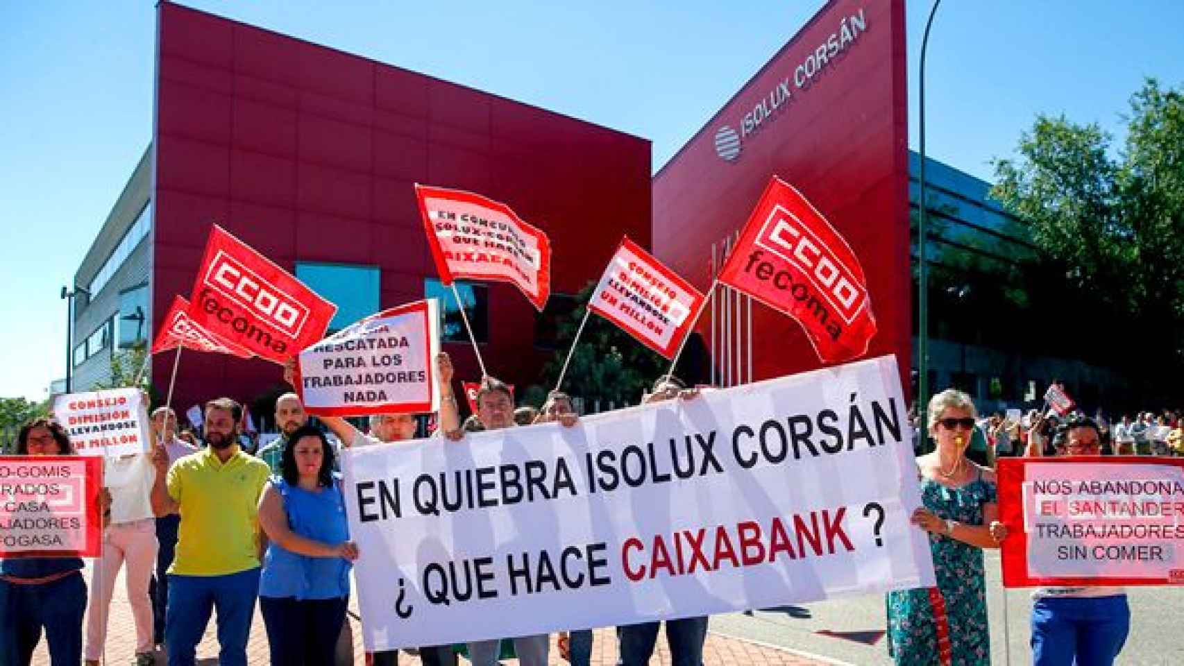 Un centenar de trabajadores de Isolux se han concentrado ante las puertas de la sede antes de la solicitud del concurso de acreedores / EFE