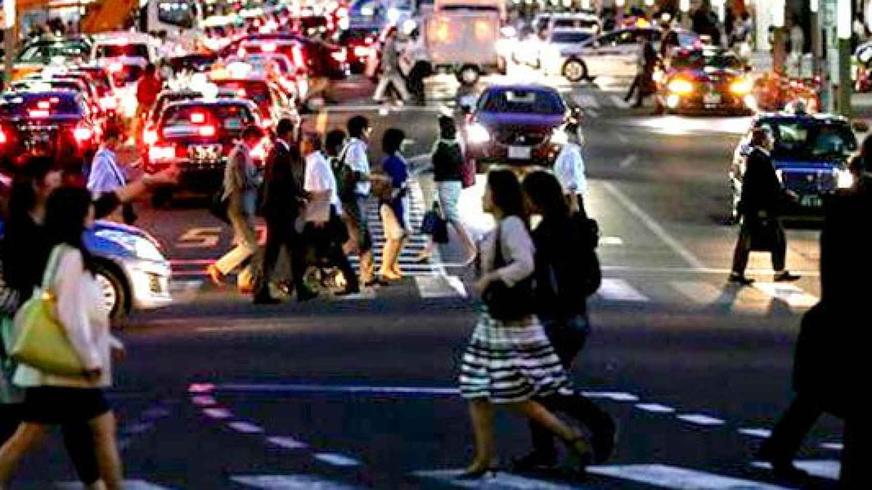 Trabajadores japoneses saliendo de las oficinas