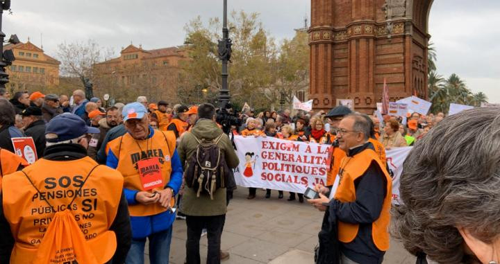 Varios pensionistas durante la protesta en Arco de Triunfo / CG