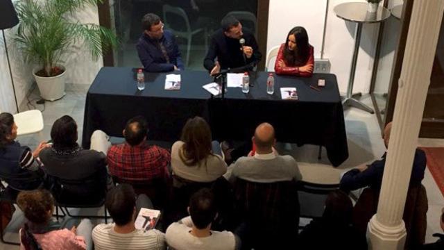 Núria Vázquez, periodista de Crónica Global, durante la presentación de su segundo libro, 'Damas del Raval', editado por Espai Literari  / CG