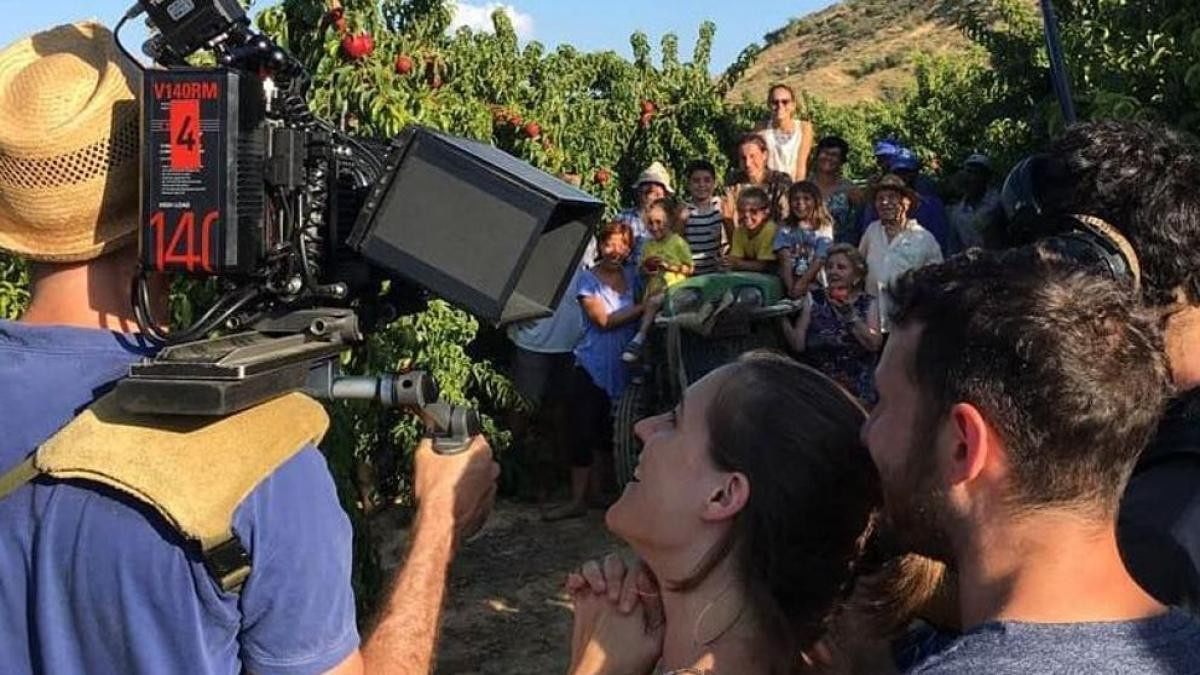 Carla Simón en el rodaje de 'Alcarràs' / AVALON