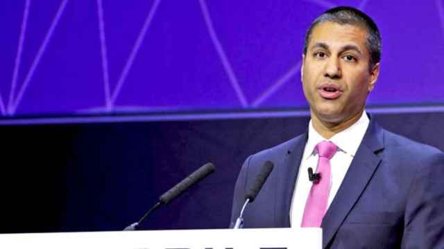 Ajit Pai, presidente de la Comisión Federal de Comunicaciones de EEUU, conocido como el 'enemigo' de Internet, en el MWC de Barcelona de 2017 / EFE