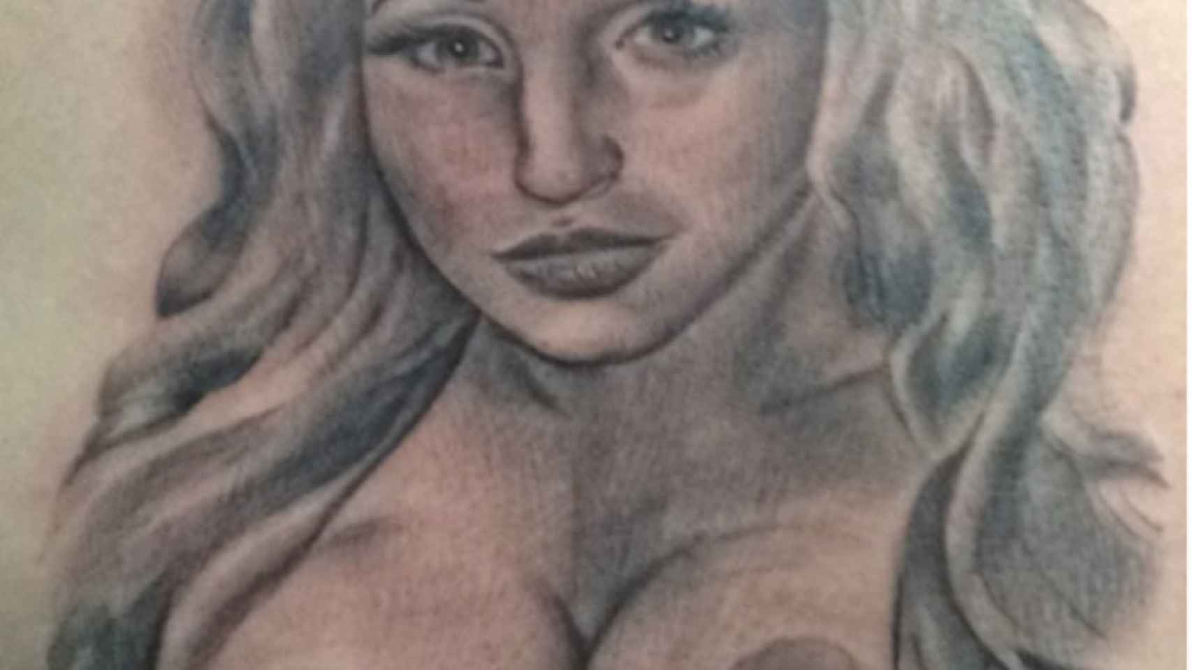 El tatuaje de la novia en top less que se hizo el joven