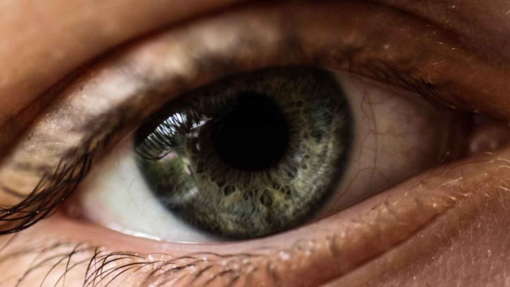 Ojo con una de las lentillas puesta / Siora Photography en UNSPLASH