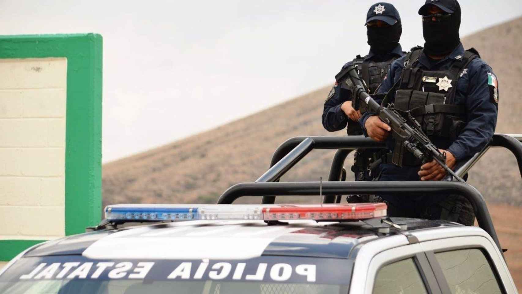 Dos agentes subidos a un coche policía / EP