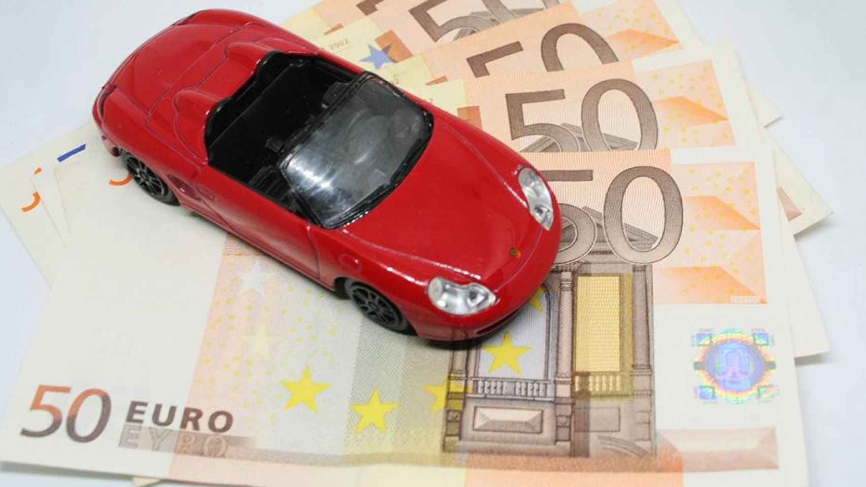 Coche de juguete sobre billetes de 50 euros / PIXABAY