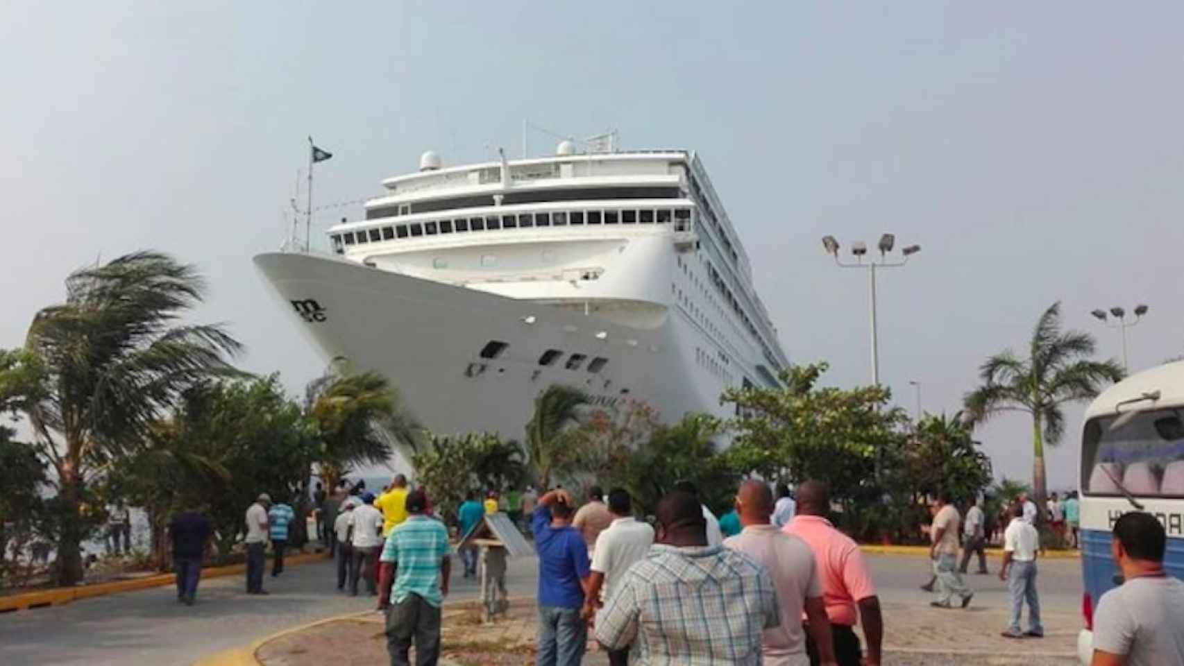 Una foto del crucero empotrado contra el muelle