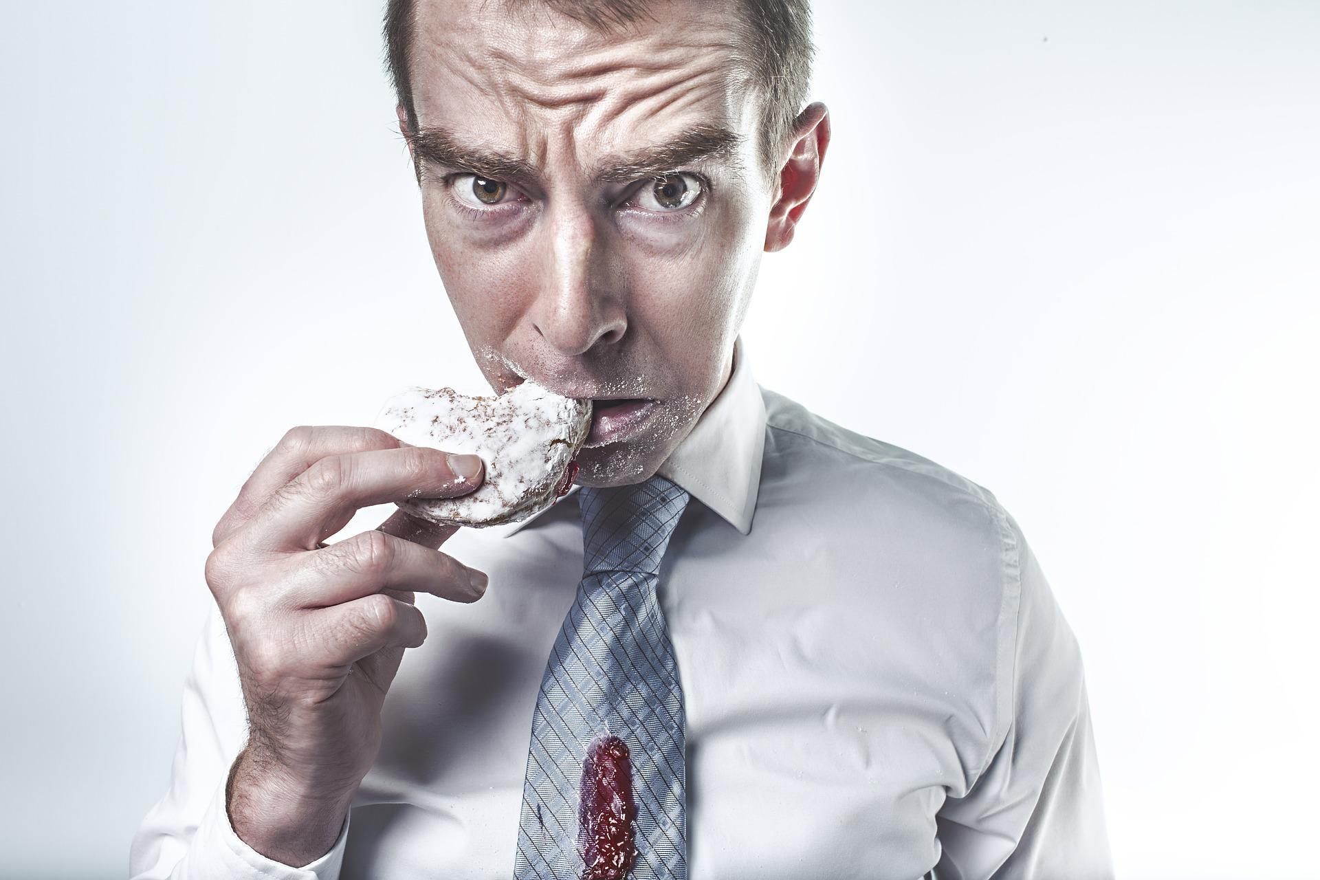 Un hombre se mancha al comer bollería / CG