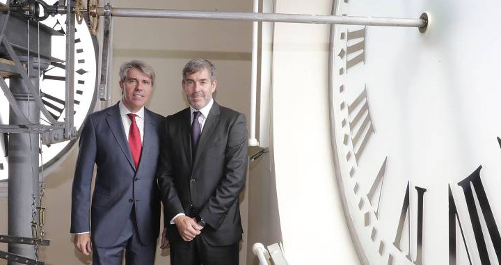 Ángel Garrido y Fernando Clavijo reloj Puerta del Sol