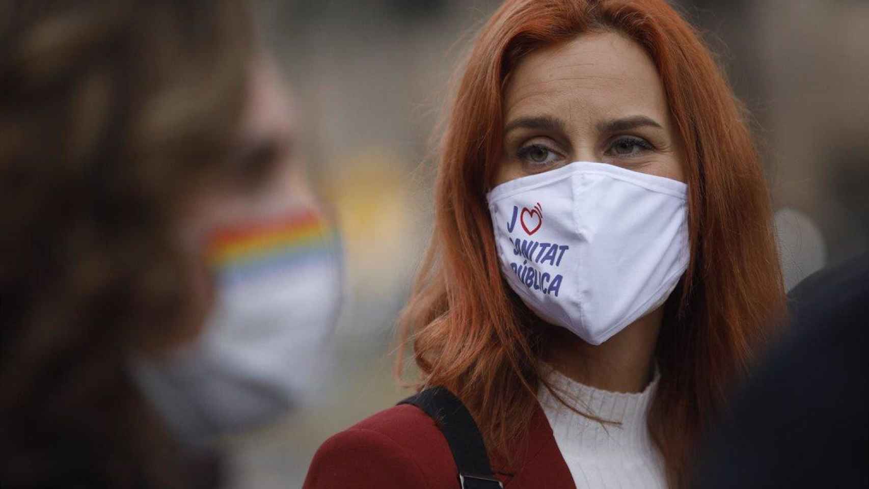 La candidata de En Comú Podem, Jéssica Albiach, con una de las mascarillas de Vertikal / EP