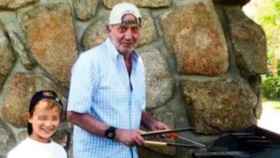 Juan Carlos I prepara una barbacoa con el hijo de Corinna / PARIS MATCH