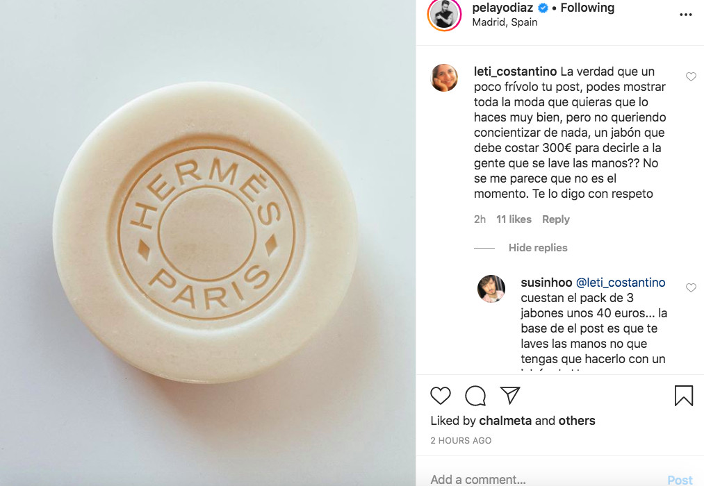 Pelayo Díaz enseña la pastilla de jabón con la que se lava las manos para combatir el coronavirus / INSTAGRAM