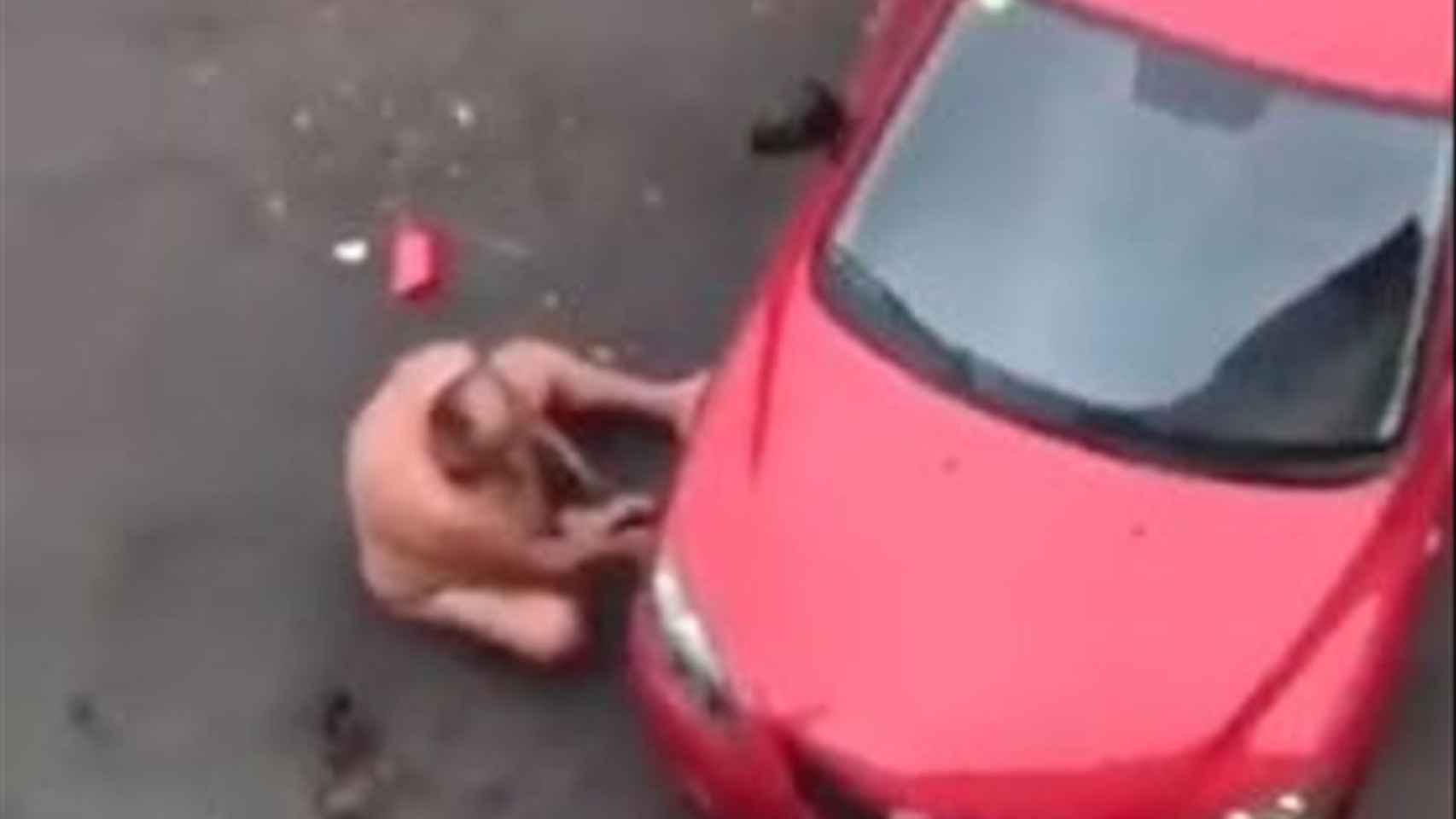 Un hombre desnudo al lado de un coche / REDES