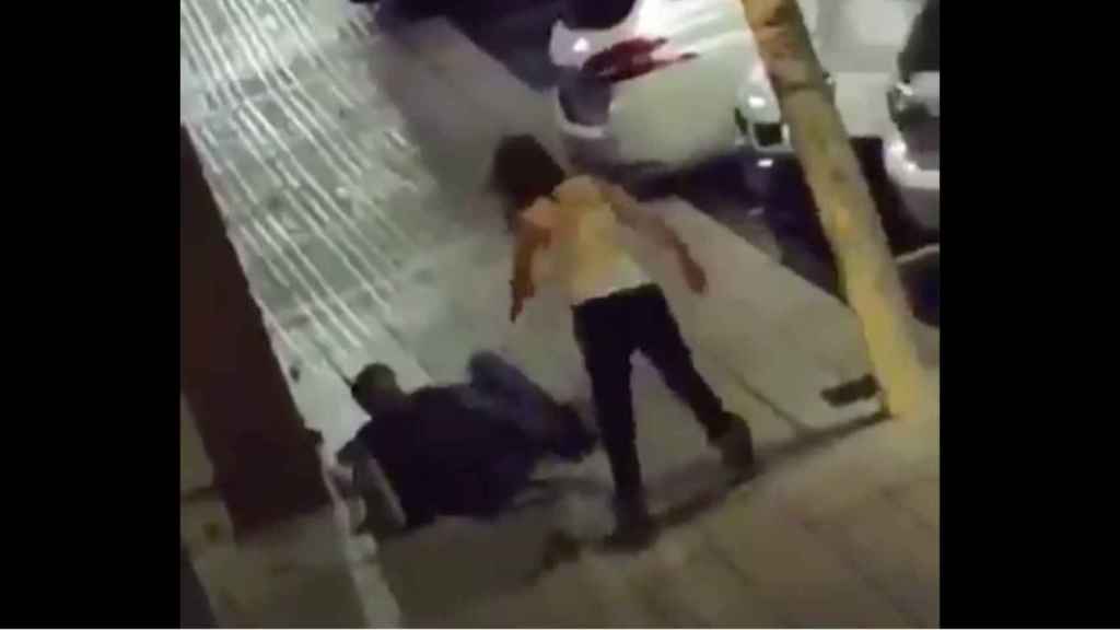 Brutal paliza de una mujer a su novio en plena calle / TWITTER