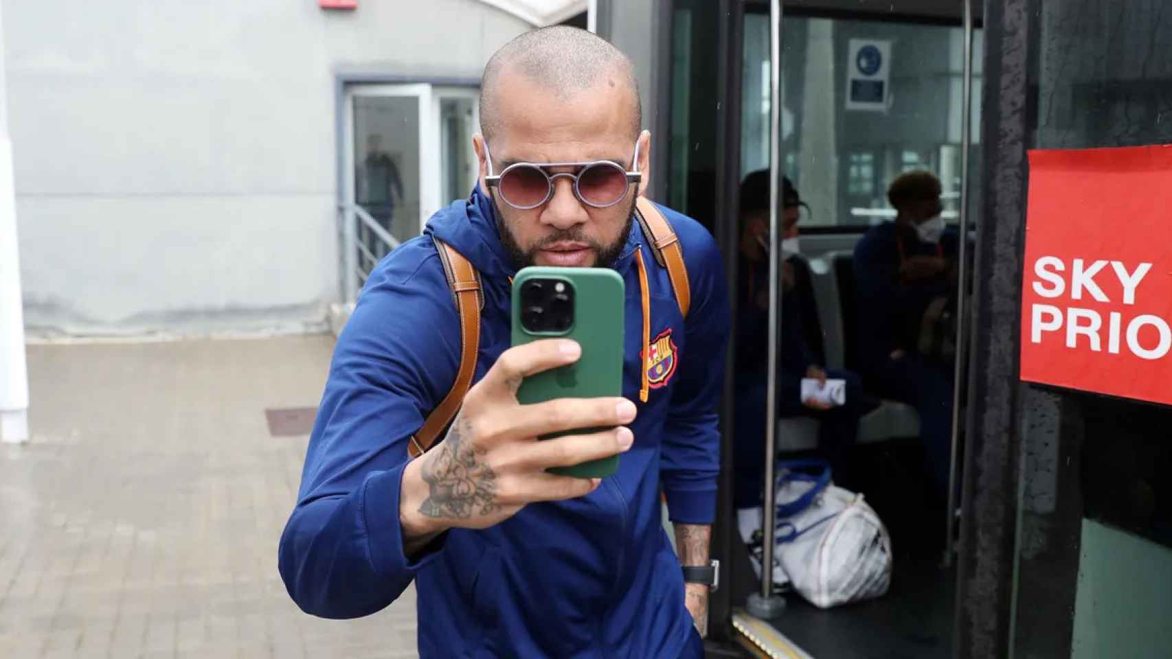 Dani Alves, tomando una fotografía, en una expedición del Barça en la Liga / FCB