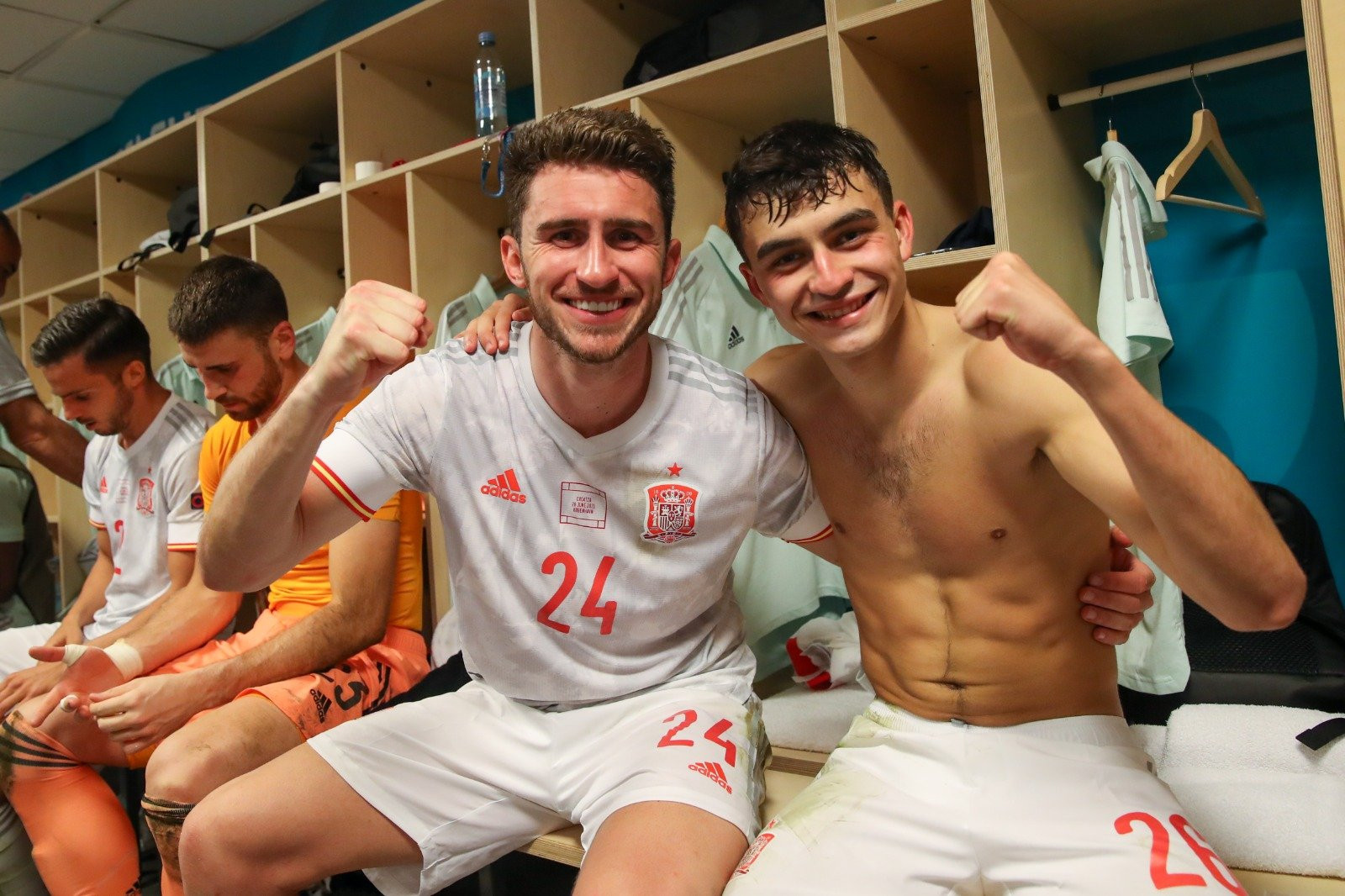 Pedri, en el vestuario, después de un partido con la selección española / RFEF