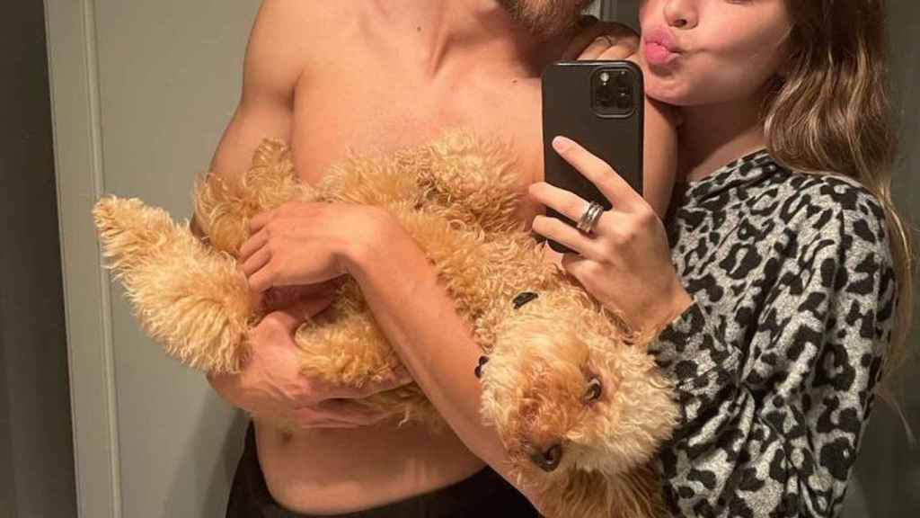 Andrea y Óscar Mingueza posan en el baño con su mascota