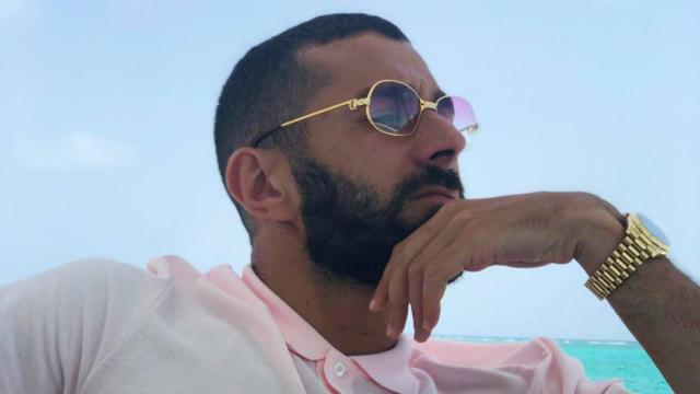 Benzema presume de reloj de oro en el paraíso durante sus últimas vacaciones