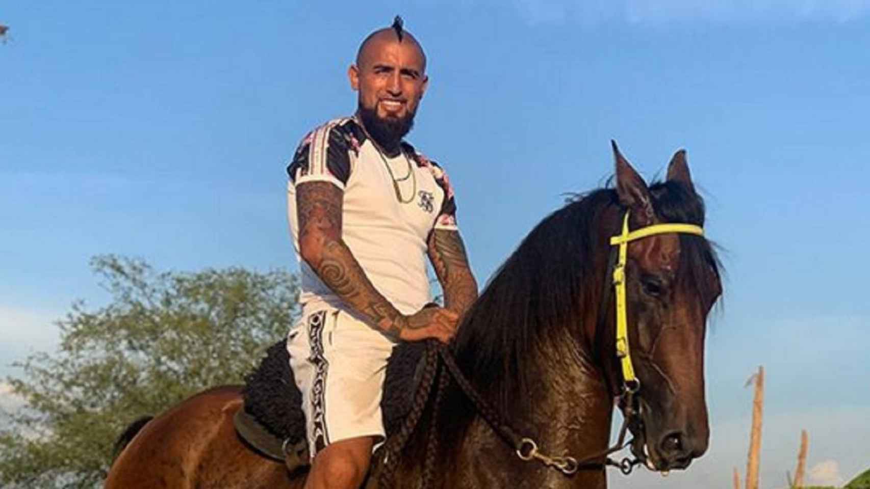 Arturo Vidal monta a caballo