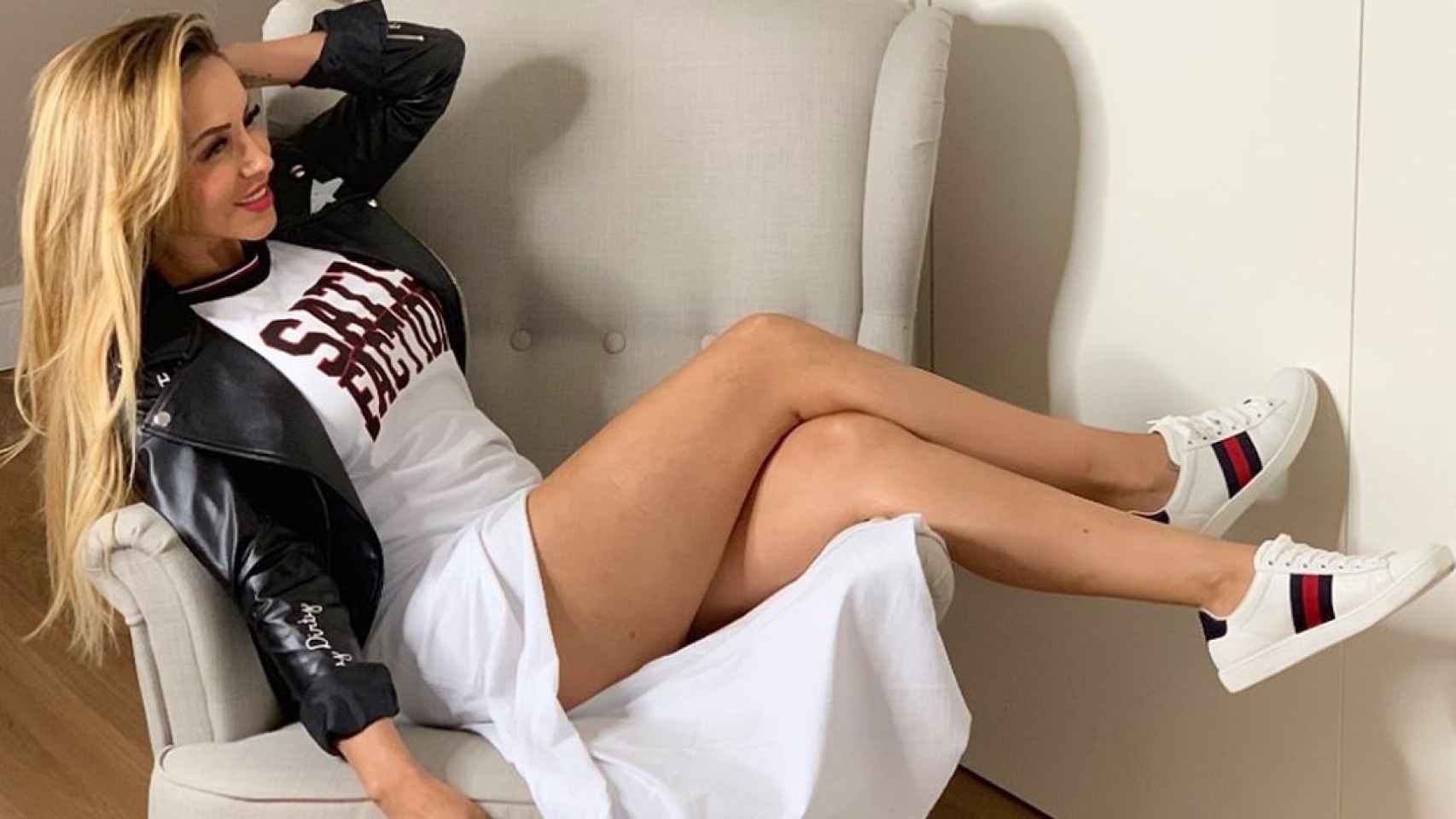 María Teresa Matus, exmujer de Arturo Vidal, posa en el sofá de su casa / INSTAGRAM