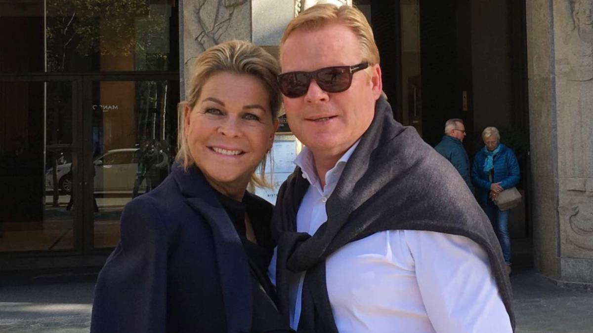 Ronald Koeman y su mujer dando un paseo por Barcelona