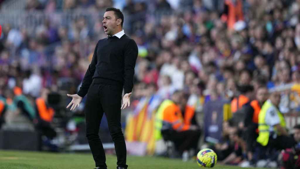 Xavi Hernández, protestando una acción en el banquillo del Barça / EFE