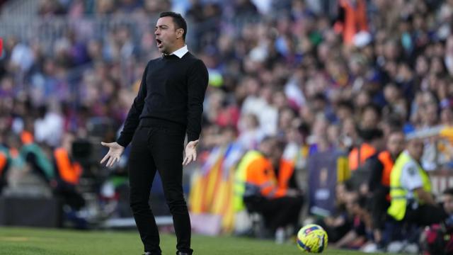 Xavi Hernández, protestando una acción en el banquillo del Barça / EFE